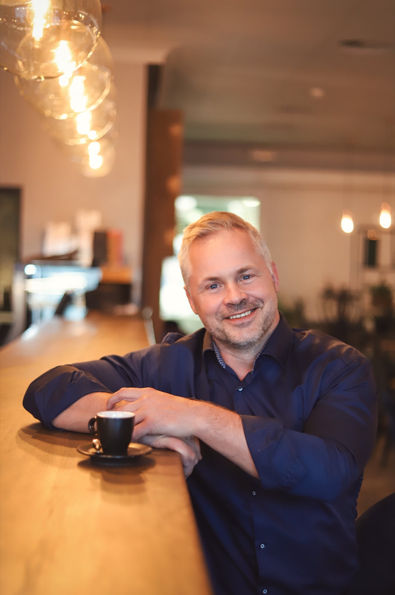 Business portrét — muž s kávou